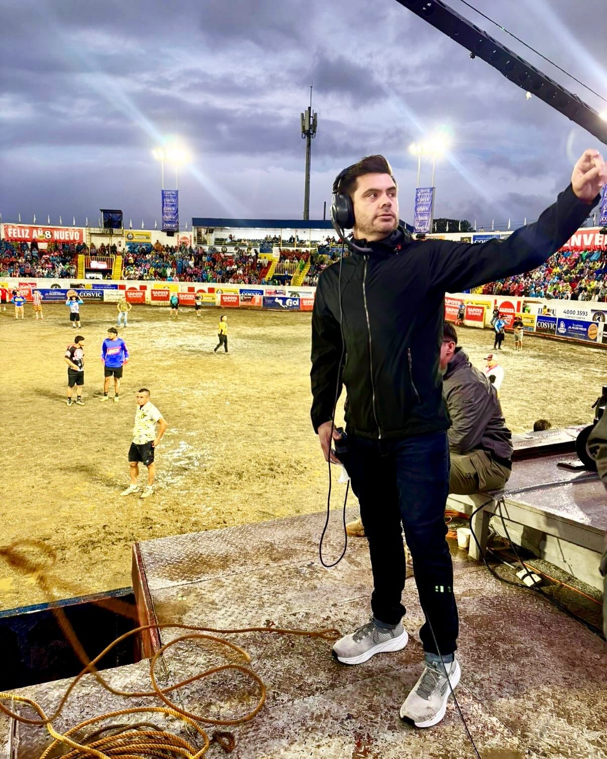 Fotografías del periodista Michael Soto. En la primera se le ve en su lñabor de productor de las corridas de toros de Zapote, con la plaza a su espalda. En la segunda como presentador del Noticiero Telediario.