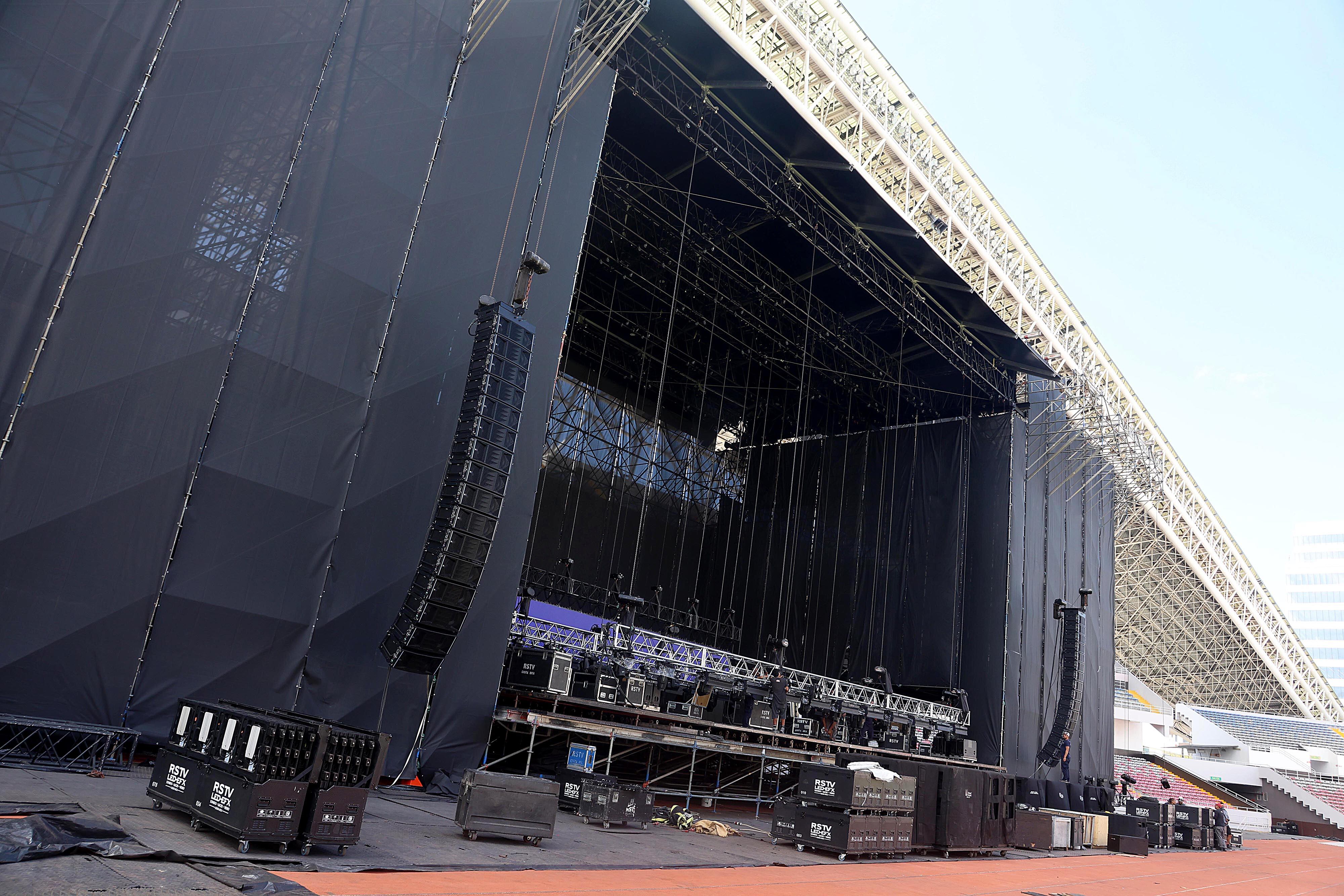 28/02/20224 Estadio Nacional, La Sabana. Montaje de tarima y camerinos de los cantantes Ivy Queen y Don Omar, para sus respectivos conciertos, que también incluye a Ryan Castro, en el Urban Fest del próximo sábado. Foto: Rafael Pacheco Granados
