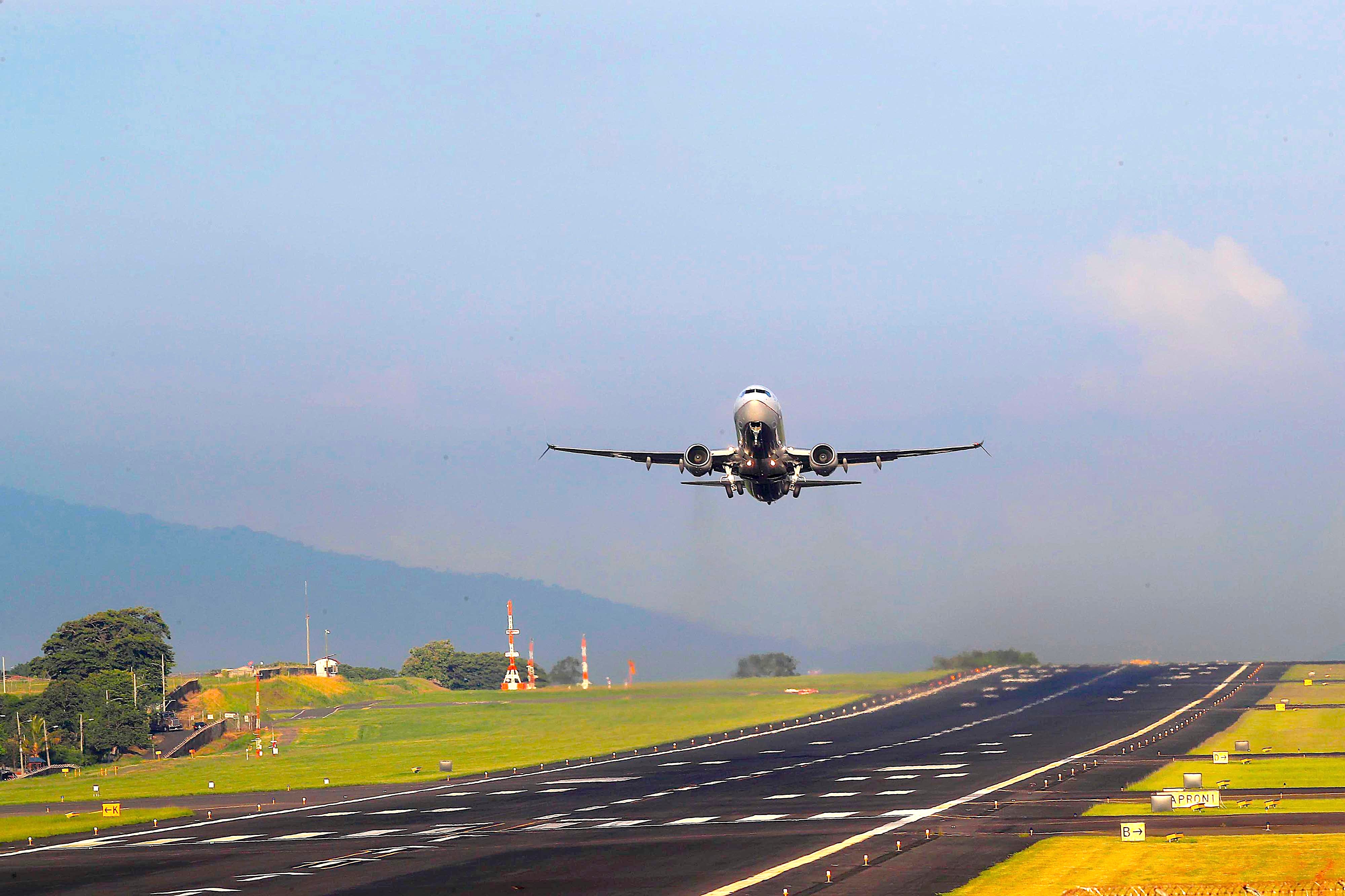 Avión despegando en aeropuerto Juan Santamaría. Un rayo láser representa el riesgo de distracción para los pilotos durante maniobras críticas como esta. Fotografía: