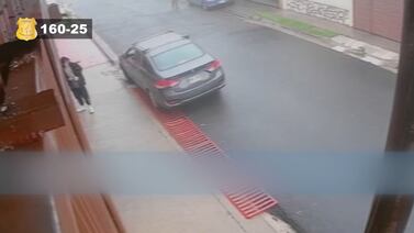 Buscan a tres sospechosos que dejaron huellas tras fallido robo de camión, cuadra y pick-up