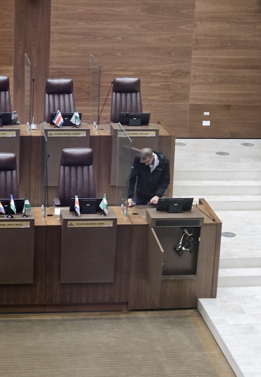 Cambio de curul de la diputada independiente Gloria Navas