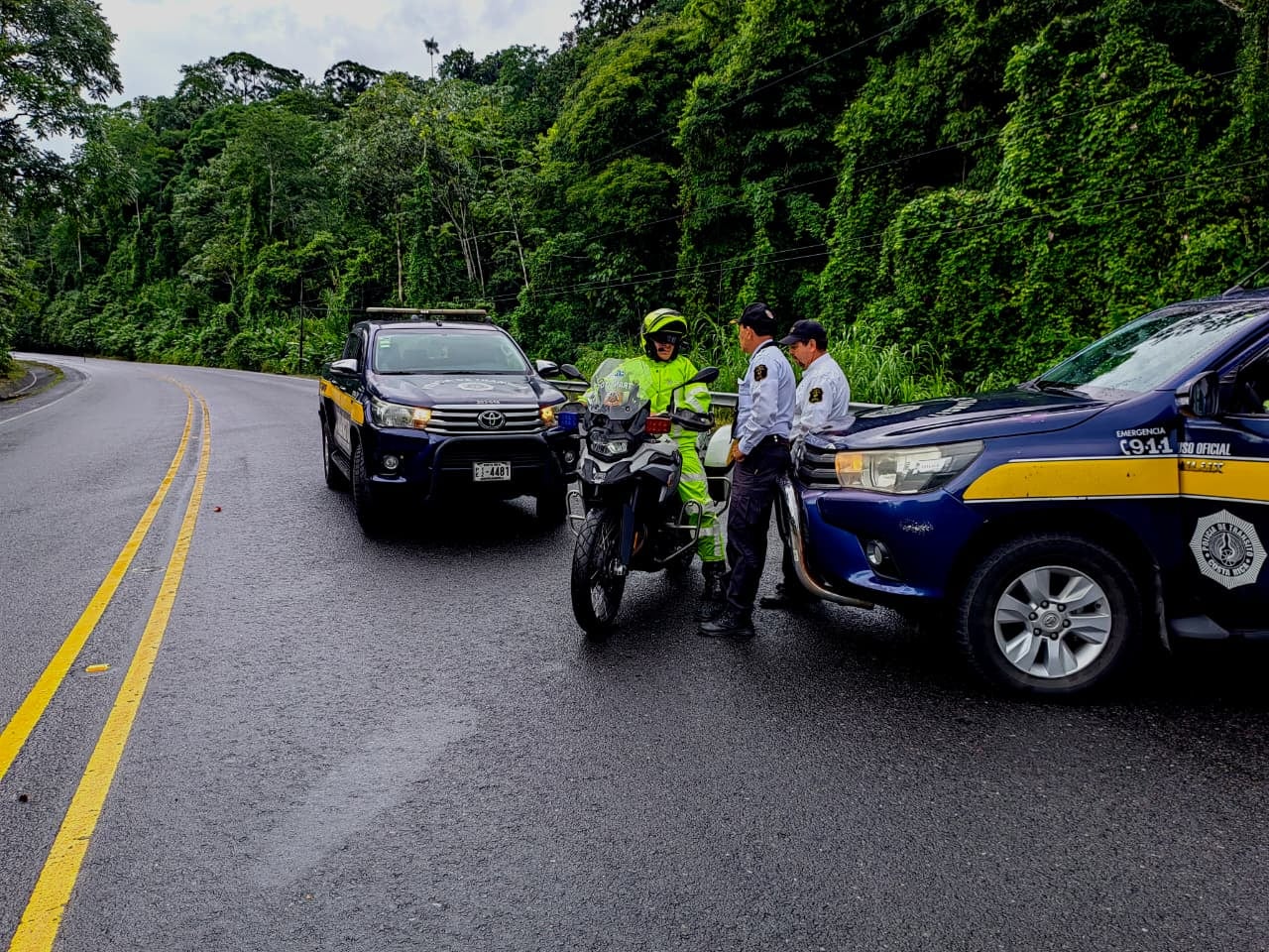 Oficiales de la Policía de Tránsito confirmaron este jueves la caída de material y cerraron el paso mientras se remueven los escombros. Fotografía: