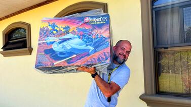 Coleccionista revive niñez gracias a figuras de acción de las fábulas viejitas