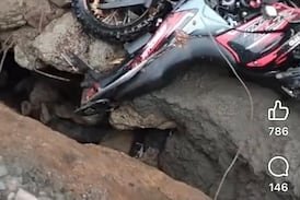 ¡Insólito! Salió a trabajar y terminó sin moto tras caer en un hueco