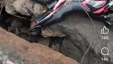 ¡Insólito! Salió a trabajar y terminó sin moto tras caer en un hueco
