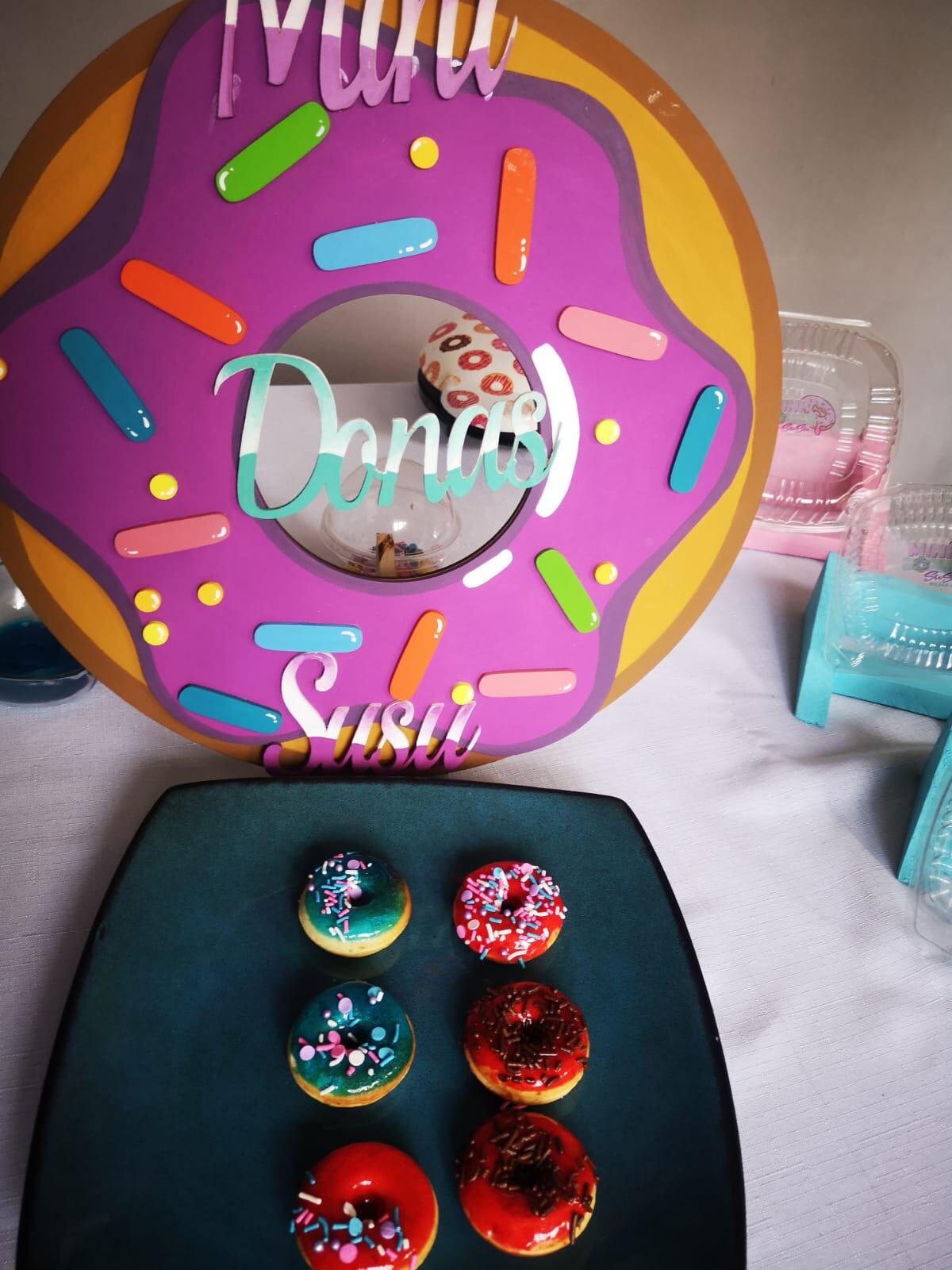 La desamparadeña Melany Villalobos trabajó toda la vida en bancos privados. Desde hace 5 meses comenzó un emprendimiento de minidons con su mamá Kathia Villalobos