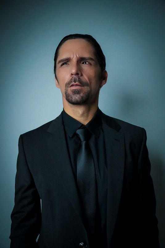 Cantante René Velazco con traje negro.
