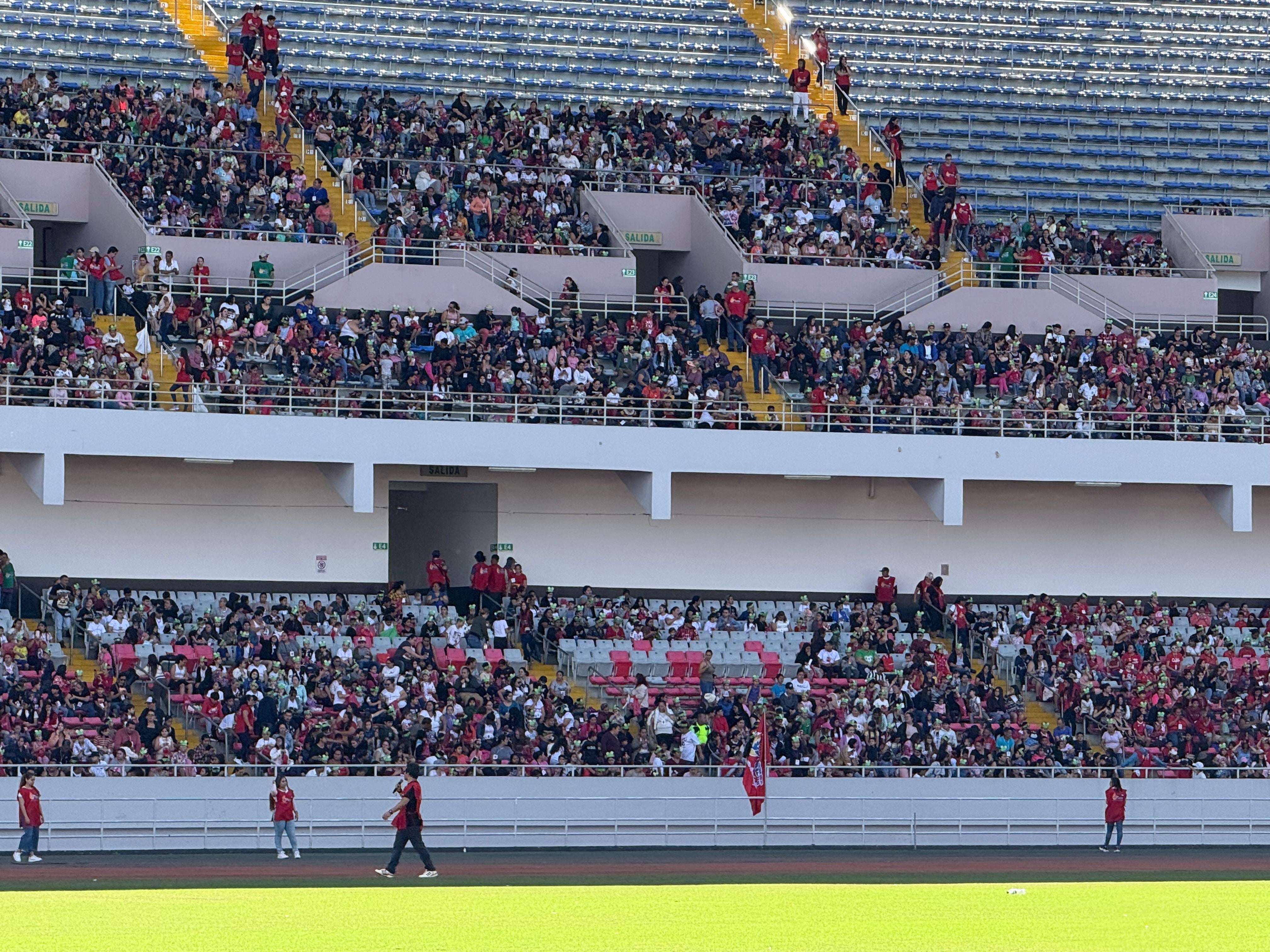 Desde temprano, miles de niños hicieron fila para ingresar al Estadio Nacional y vivir la tradicional fiesta navideña del padre Sergio.