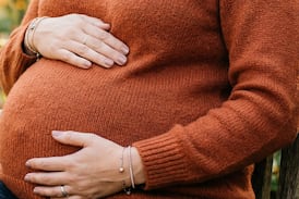 Embarazada lucha por su vida tras brutal golpiza en Alajuela