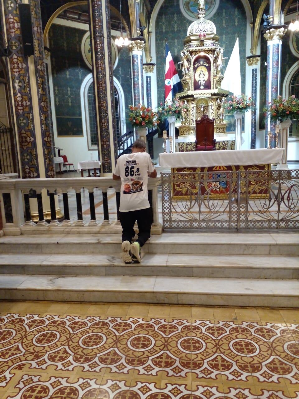 Dimas Fonseca Blanco un ultramaratonista, y patarraceño de la pura cepa, al comenzar la primera de las seis romerías que lo tendrán caminando por toda Centroamérica y México.