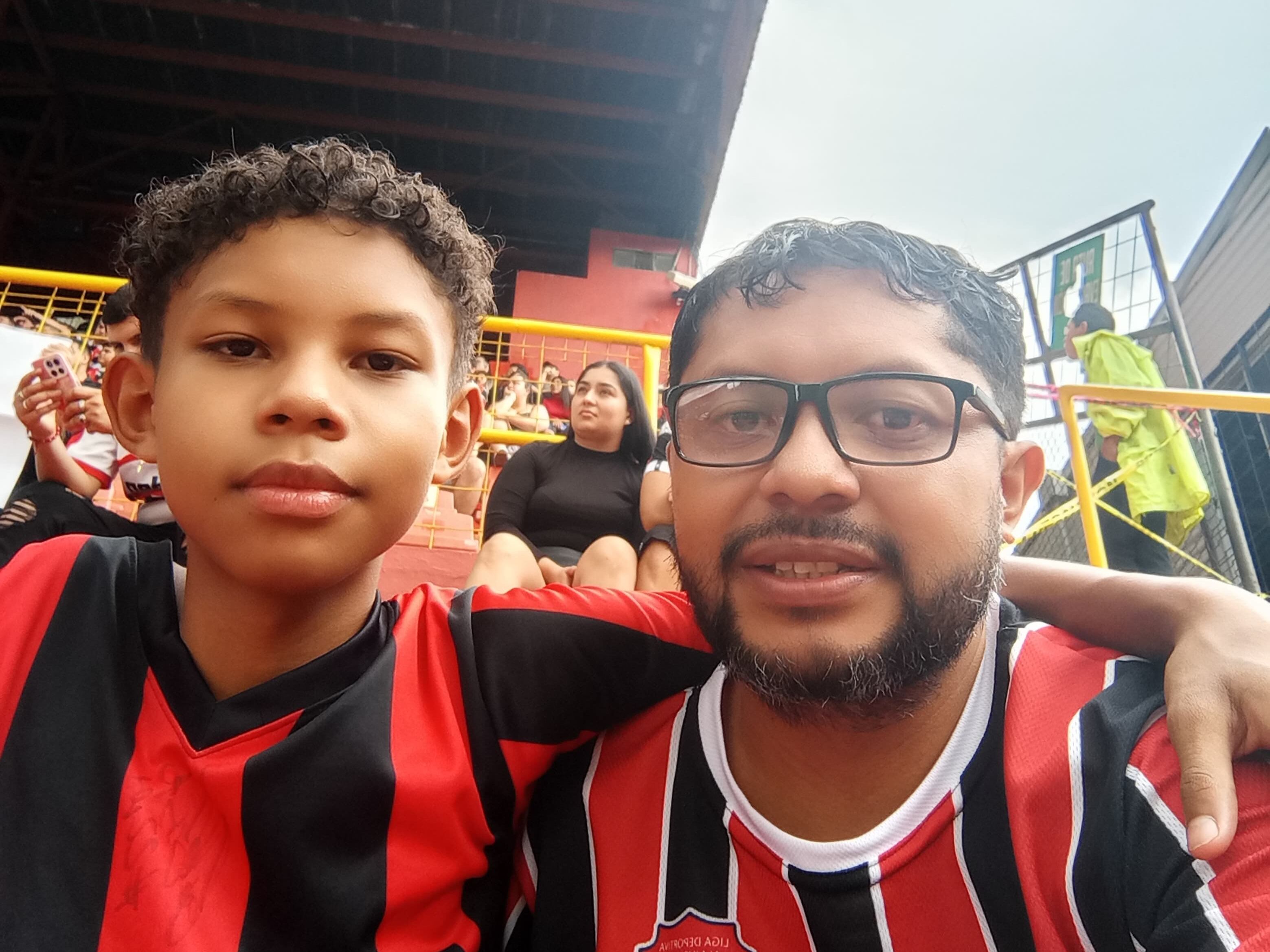 El pequeño Josué amaba ir al estadio de la Liga junto a su papá. Foto autorizada por Rubén Chamorro.