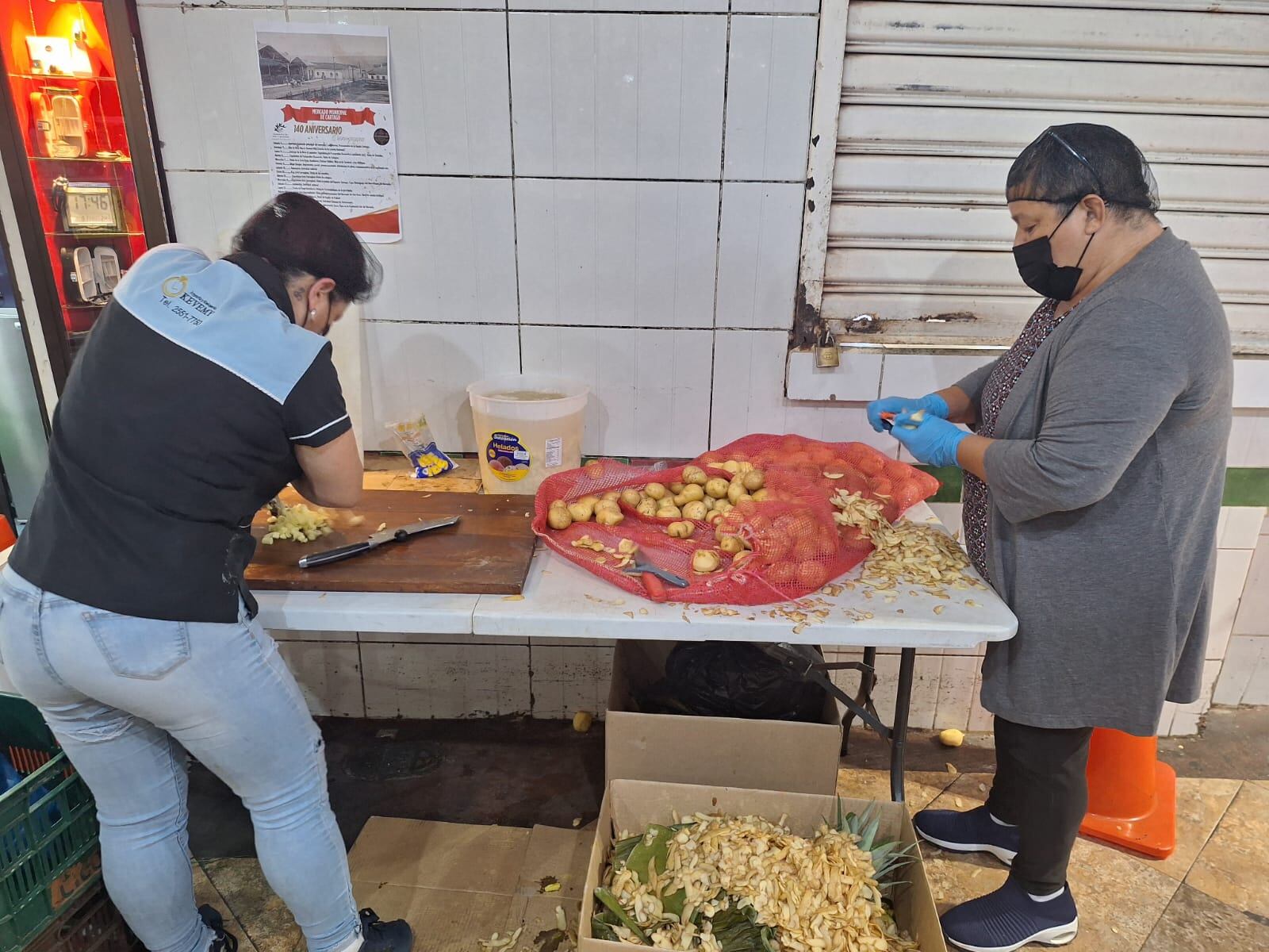 Tremendo fiestón se vive este viernes 9 de mayo en el Mercado Municipal de Cartago. Como parte de las celebraciones de los 140 años de existencia armaron una celebración para todo el mes de mayo que incluyó al picadillo de papa más grande de la historia del país