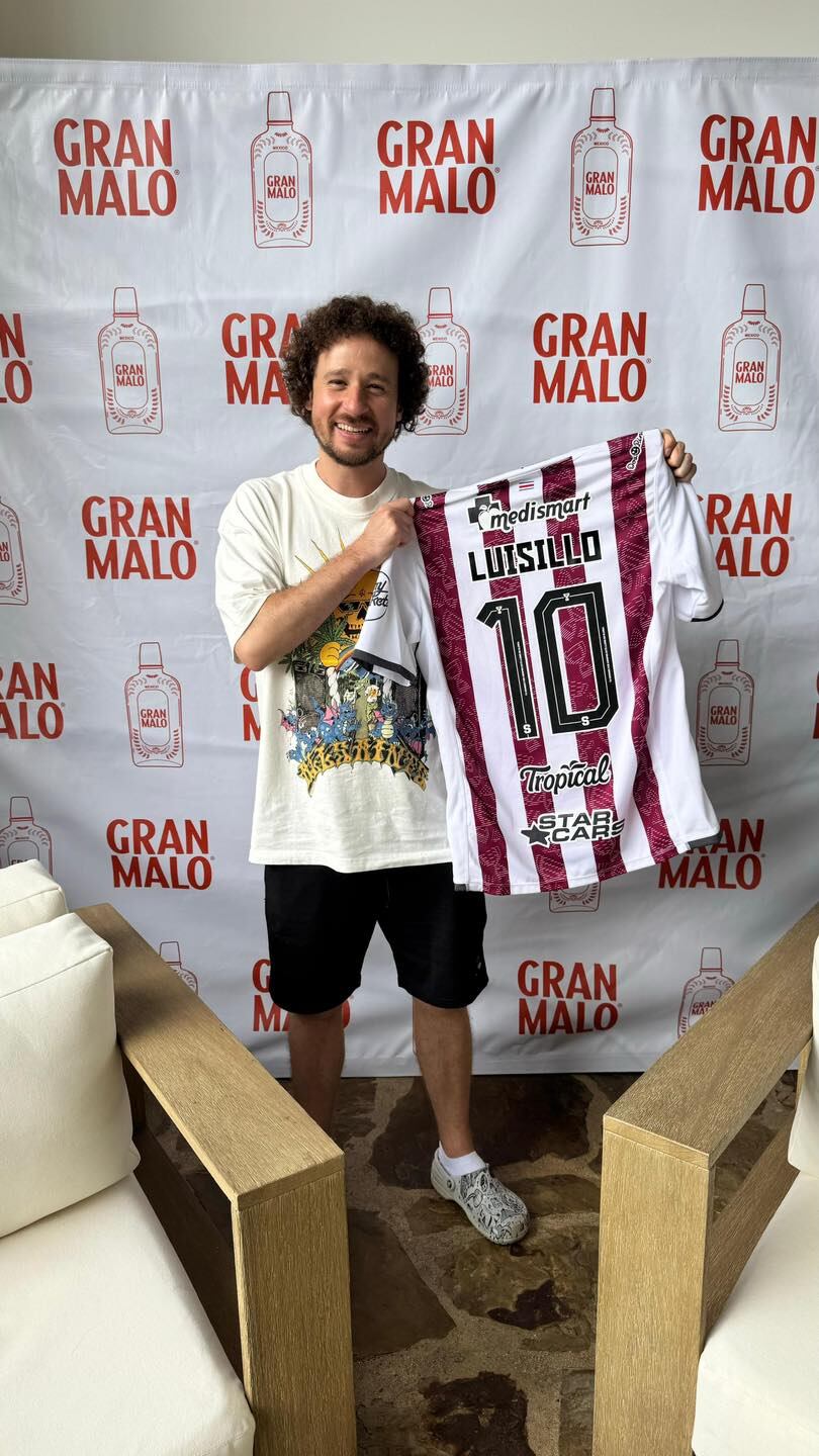 El influencer mexicano Luisito Comunica recibió un regalo del Deportivo Saprissa. Facebook.