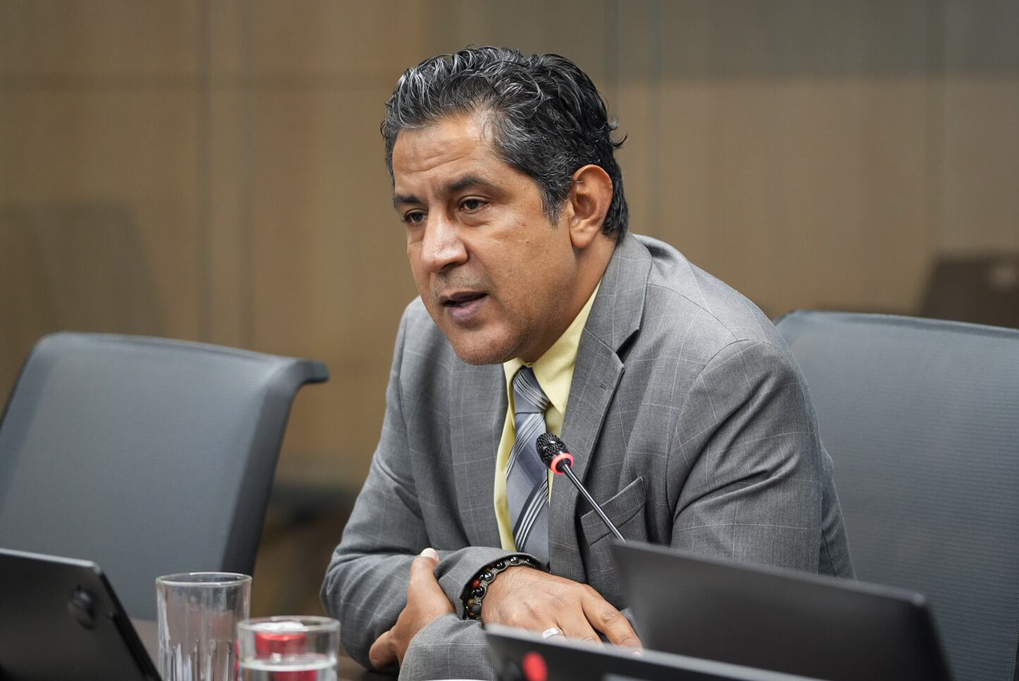 Nogui Acosta, ministro de Hacienda, comparece en la Asamblea Legislativa.