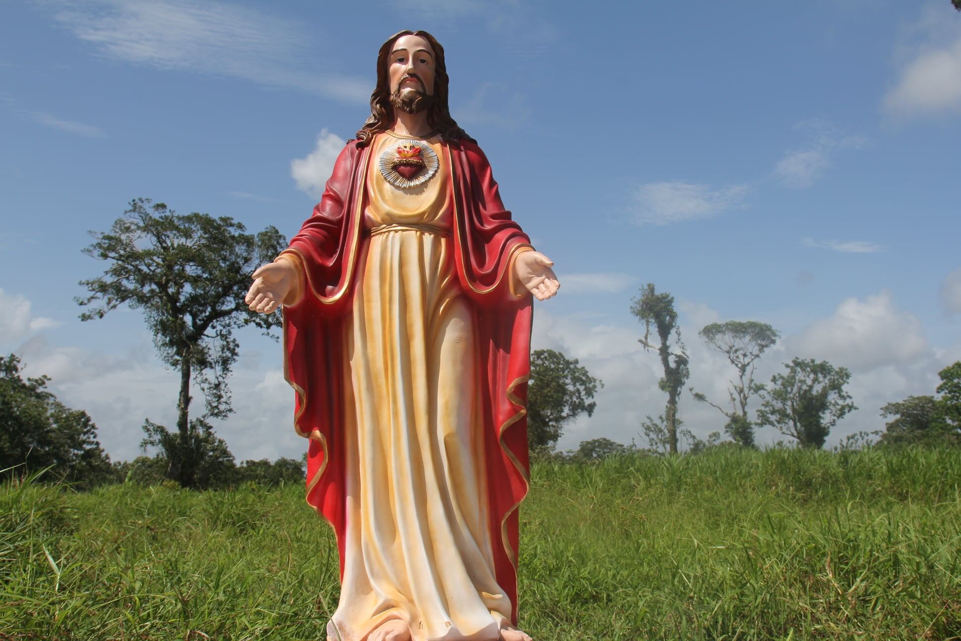 Una carreta llena de diarios de comida empujada por monseñor Javier Román, obispo de Limón, anunció a las familias de Isla Calero, que la iglesia católica estaba llegando con una imagen del Sagrado Corazón de Jesús, el patrono desde el 28 de mayo del 2021