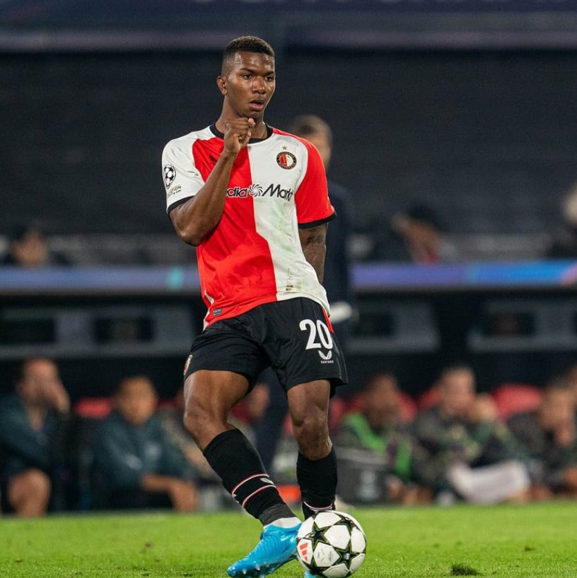 Jeyland Mitchell debutó en el fútbol de Países Bajos, luego de siete meses de haberse vinculado al  Feyenoord. Foto tomada de X.