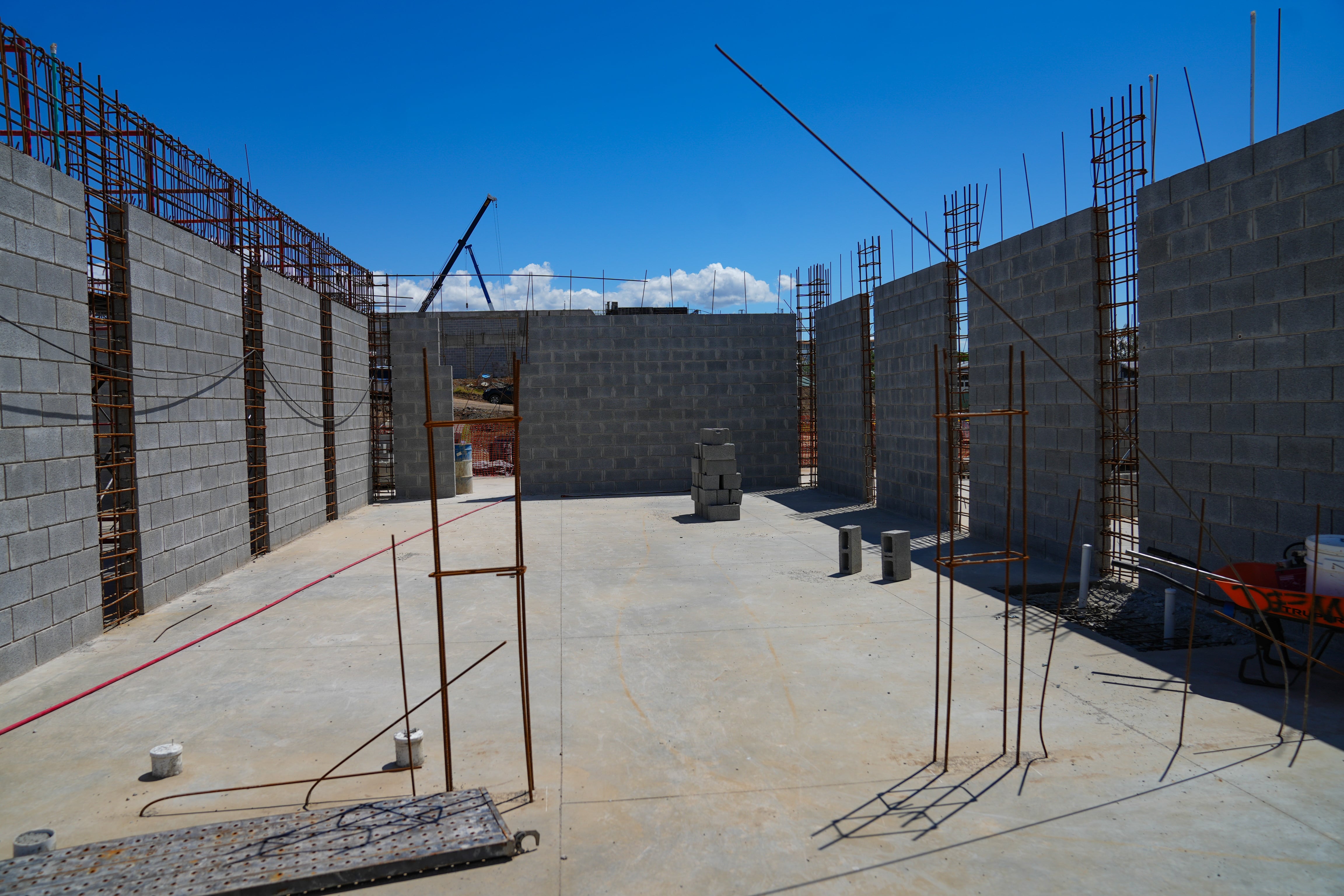 El presidente de la República, Rodrigo Chaves, la presidenta electa, Laura Fernández y los ministros de Justicia y Seguridad, Gerald Campos y Mario Zamora inspeccionaron el avance de obras en el CACCO.
