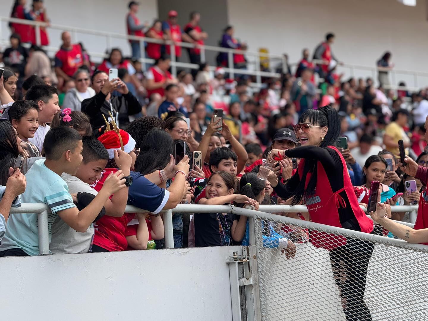 Desde las 8 de la mañana y hasta pasaditas las 3 de la tarde el Estadio Nacional en La Sabana recibió a 35 mil pequeñitos de diferentes partes del país en la 24 Fiesta Nacional de Navidad ¡Jesús: a tus niños los cuida tu iglesia”  2024