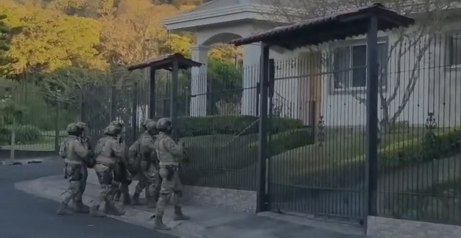 El OIJ detuvo a un padre y su hijo como sospechoso de amenazas a un miembro de su familia