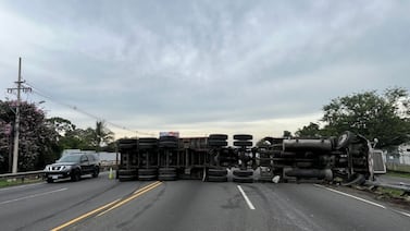 Vuelco de camión es el responsable de enormes presas en Alajuela