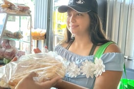 Le dijeron que había “arruinado su vida” por quedar embarazada a los 17 años, hoy trabaja duro para cumplir su sueño