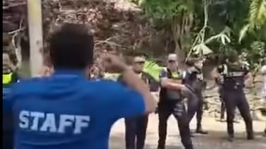 Seguridad asegura que policías fueron agredidos y rociados con gas pimienta en pleito por derribo de aguja en Punta Leona