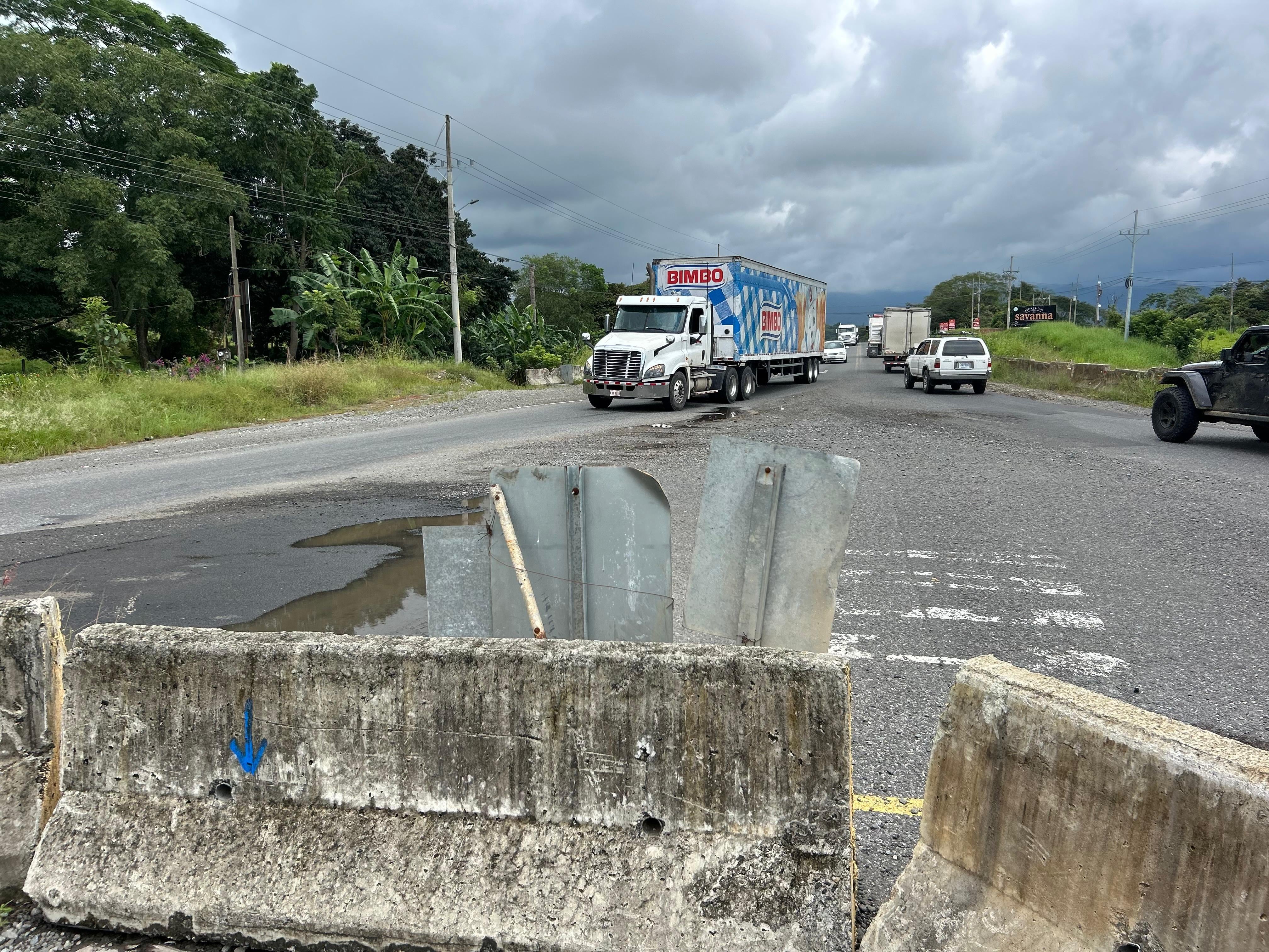 Tramo sin completar en el cruce a Sardinal, como parte de la carretera Barranca-Limonal. 16-10-25.