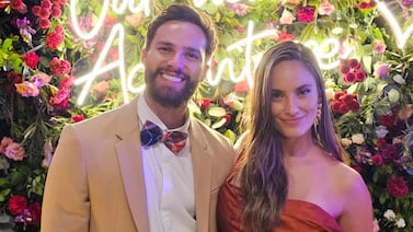 Jorge Vindas sorprendió a su esposa con un romántico gesto en televisión