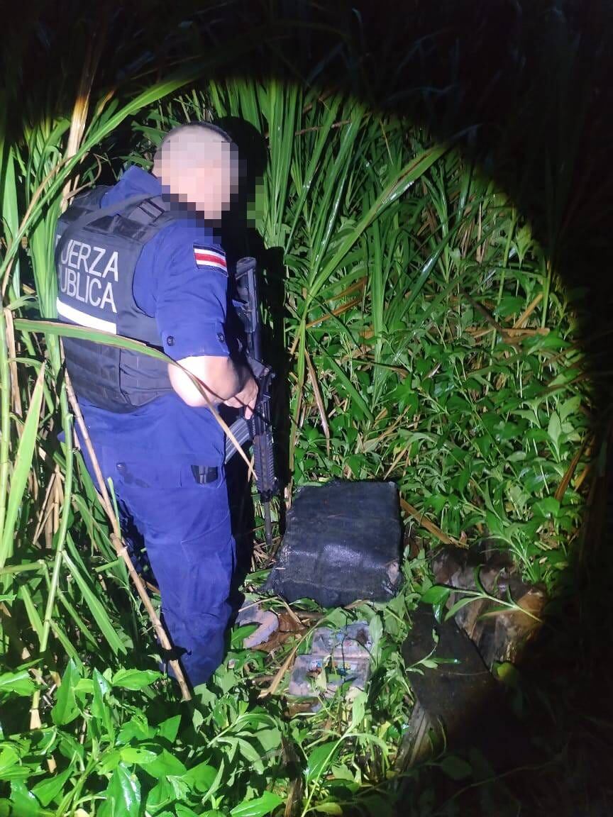 Decomiso de 33 paquetes de cocaína en Puerto Jiménez. Foto MSP.