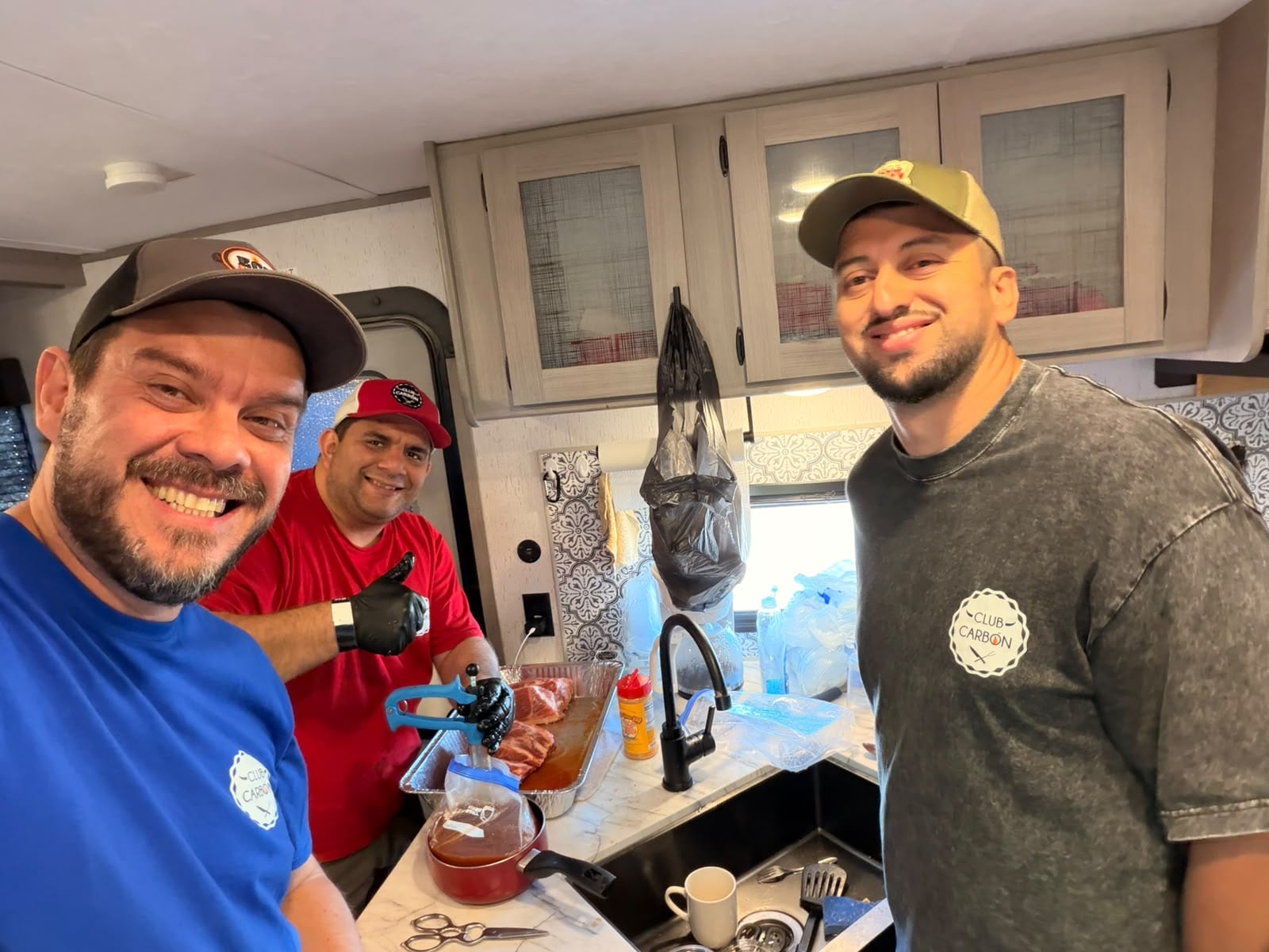 Club Carbón CR de la Escuela Costarricense de Parrilleros, terminó en el puesto 31 entre 158 equipos campeones y metió la carne de res en el Top 10 mundial. José Pablo Fallas, capitán de Club Carbón CR, el equipo lo completan Kevin Porras y Óscar Arias, instructores de la Escuela Costarricense de Parrilleros.