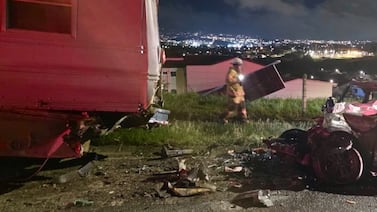 Joven venezolano es una de las víctimas mortales de choque de carro eléctrico contra bus estacionado