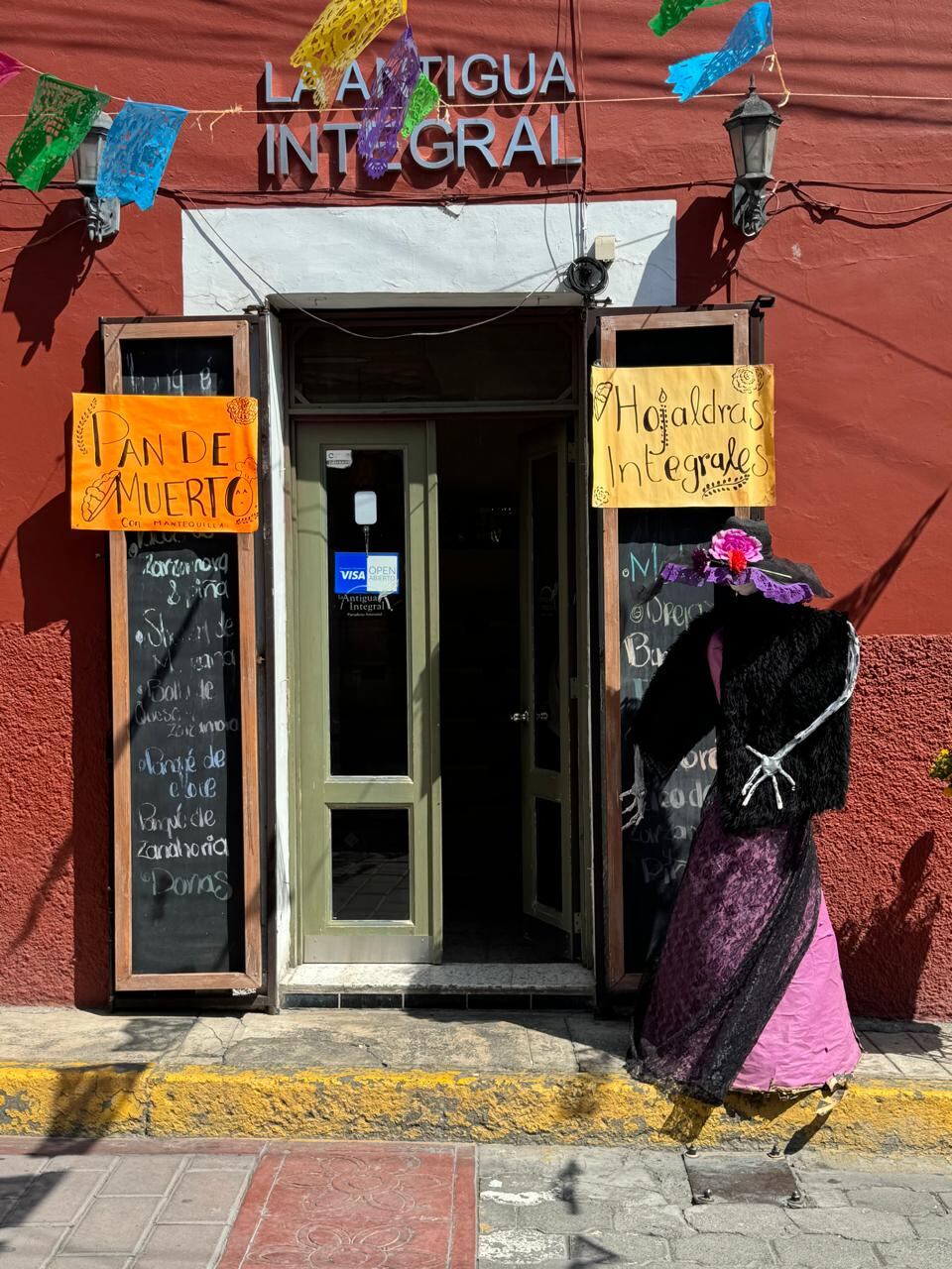 Los comercios también se apuntan a decorar para la ocasión.