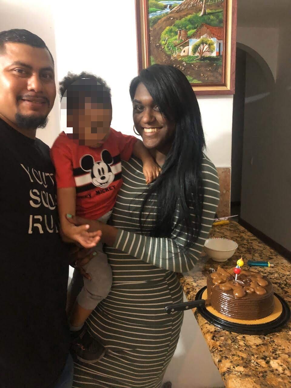 Ariel Avilés Ortiz junto a su esposa Melissa Zapata e hijo; a él lo asesinaron y dejaron en una bolsa en la ruta 27. Foto: Cortesía Melissa Zapata para La Teja