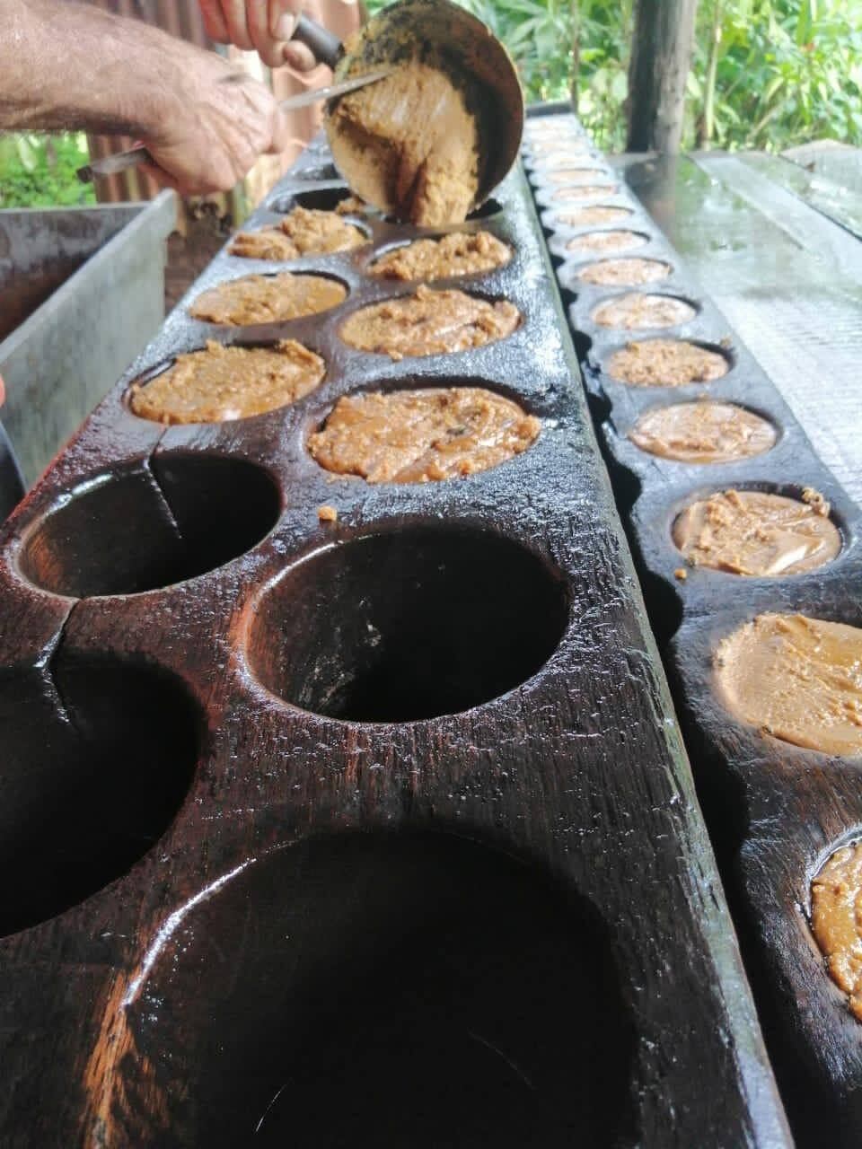 Un trapichero tico de la pura cepa, junto a sus tres hermanos, siguen trabajando en el trapiche que heredaron de su papá, quien lo heredó del suyo. Es un trapiche en Atenas que tiene más de 100 años de funcionar sin parar. Iván, Greivin, Célimo y Berny Alpízar Arce, son los cuatro hermanos que no le aflojan al “Trapiche Don Uriel”.