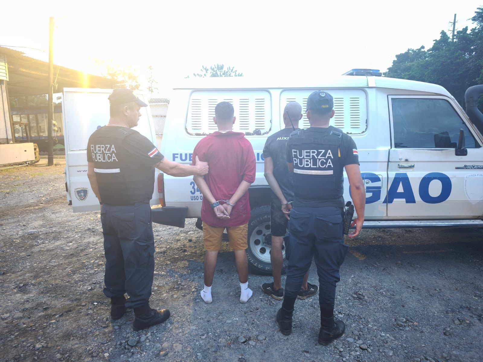 Los dos sospechosos fueron detenidos cuando viajaban en una motocicleta. Foto MSP.