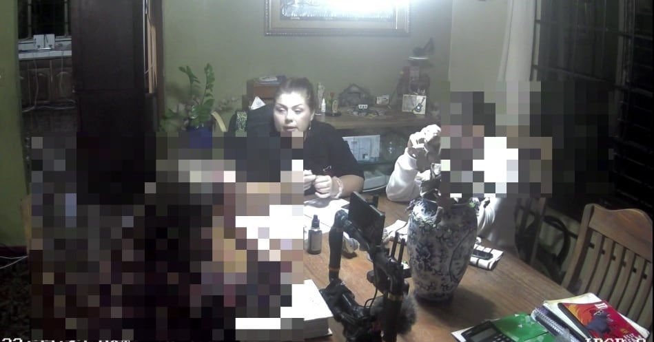 Usando una ouija que era de alguien que falleció joven abrió un portal maldito en su casa y la llenó de entidades demoniacas que incluso se manifestaron en un video.