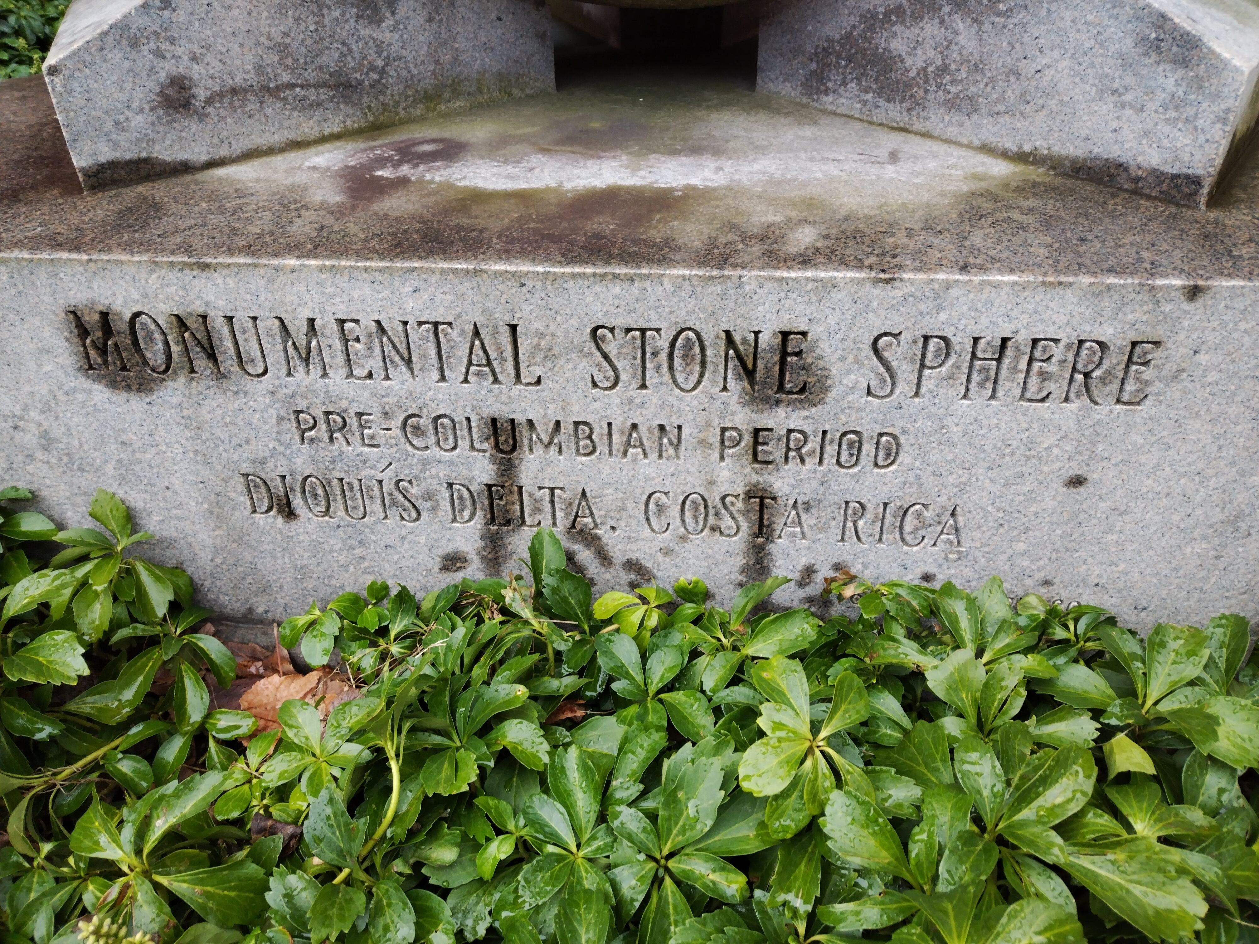 En uno de los jardines de la universidad de Harvard en Boston, Estados Unidos, junto al Peabody Museum of Archaeology and Ethnology, hay una esfera de piedra costarricense desde 1966. La Teja la visitó el martes 6 de marzo del 2024