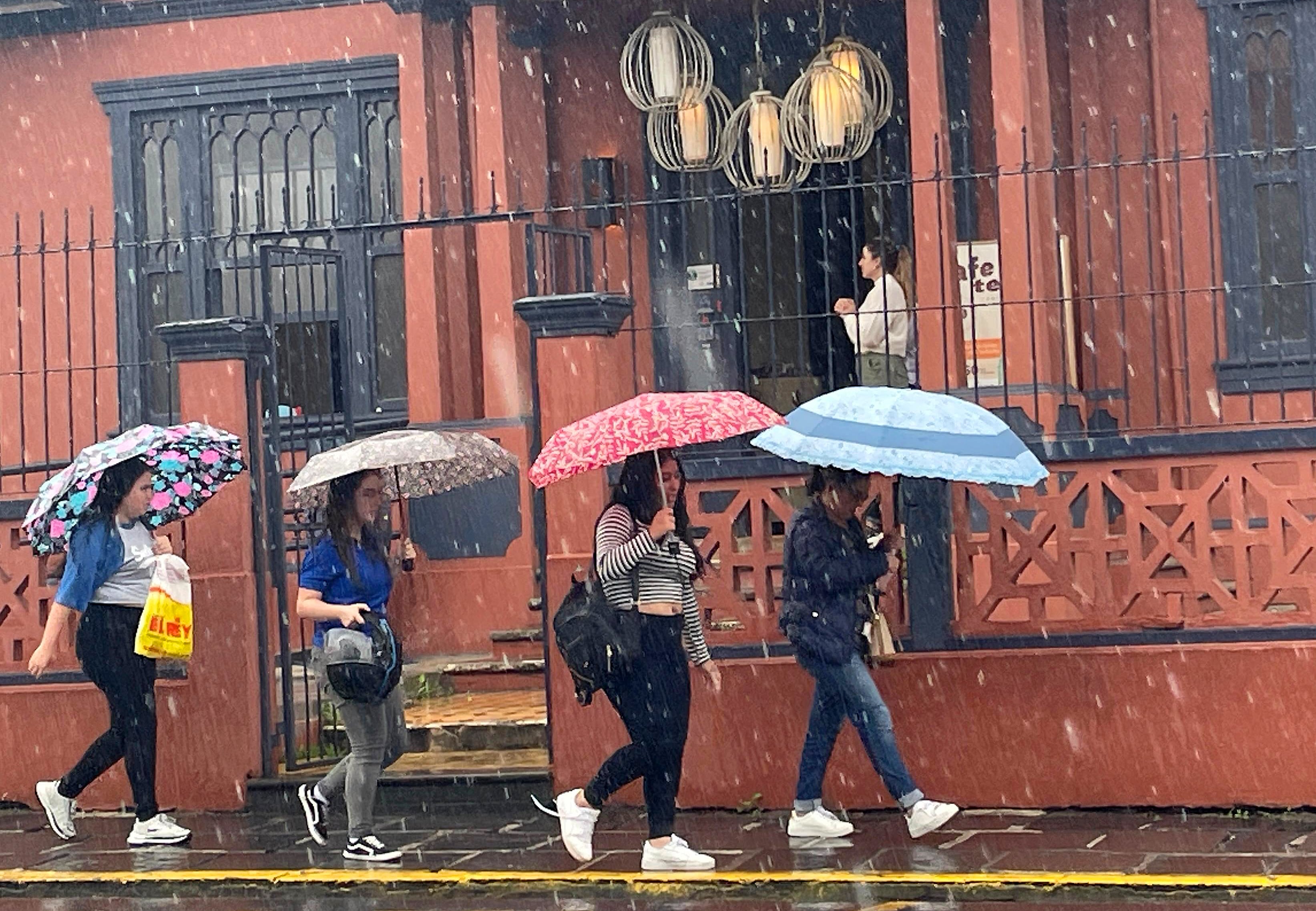 15/06/2024    Cartago. La lluvia y la neblina reinaron este sábado debido al paso de la onda tropical número nueve, sobre todo por la tarde y noche. Estas condiciones del clima se podrían extender al domingo y principio de semana según el Instituto Metereológico, lo que obligará a sacar abrigos, capas, sombrillas y paraguas. Foto: Rafael Pacheco Granados