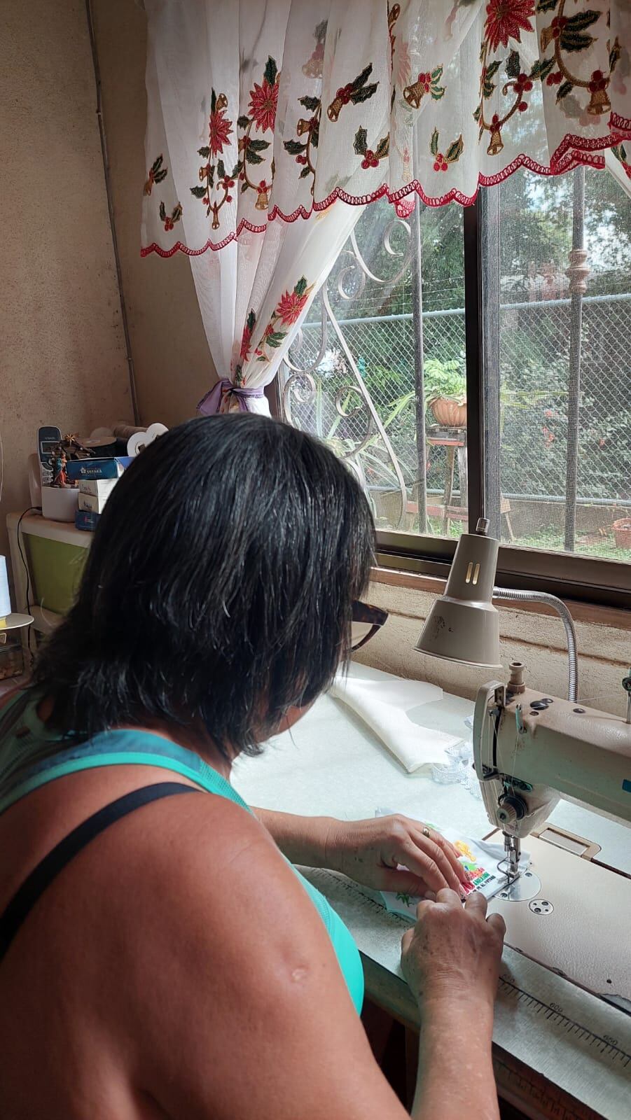 Ingrid Cortés Gutiérrez, vecina de Cartagena de Santa Cruz, Guanacaste, tiene una fe que le cabe en el corazón y en las puntadas. En el 2024 participó para vestir a la Negrita, no ganó, pero recibió bendición