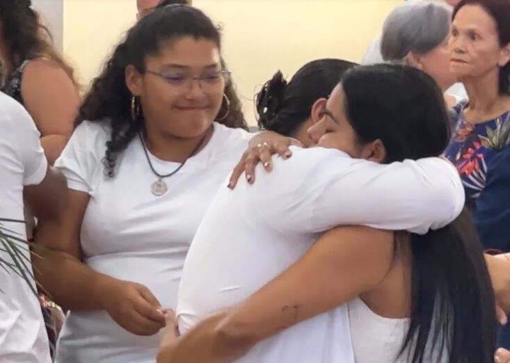Decenas de personas acompañan a la familia de Isabella del Milagro en su funeral.