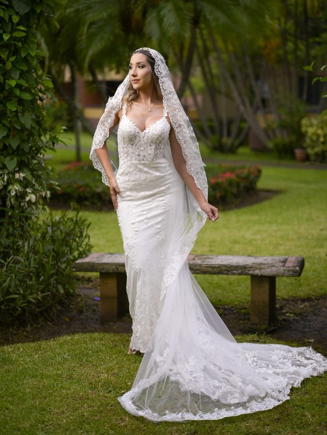 El portero del Deportivo Saprissa, Kevin Chamorro, fue sorprendido por un romántico gesto de su esposa, la modelo Ashley Arguedas, casi una semana después de la boda.