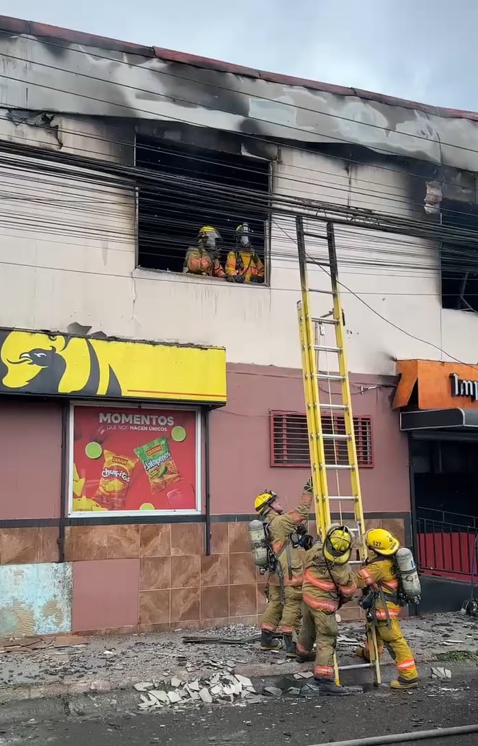 Incendio locales en Llanos de Santa Lucía. Foto Cuerpo de Bomberos.