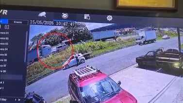 Video muestra cómo ocurrió el choque entre tráiler y ambulancia que dejó a cruzrojistas y paciente heridos de gravedad