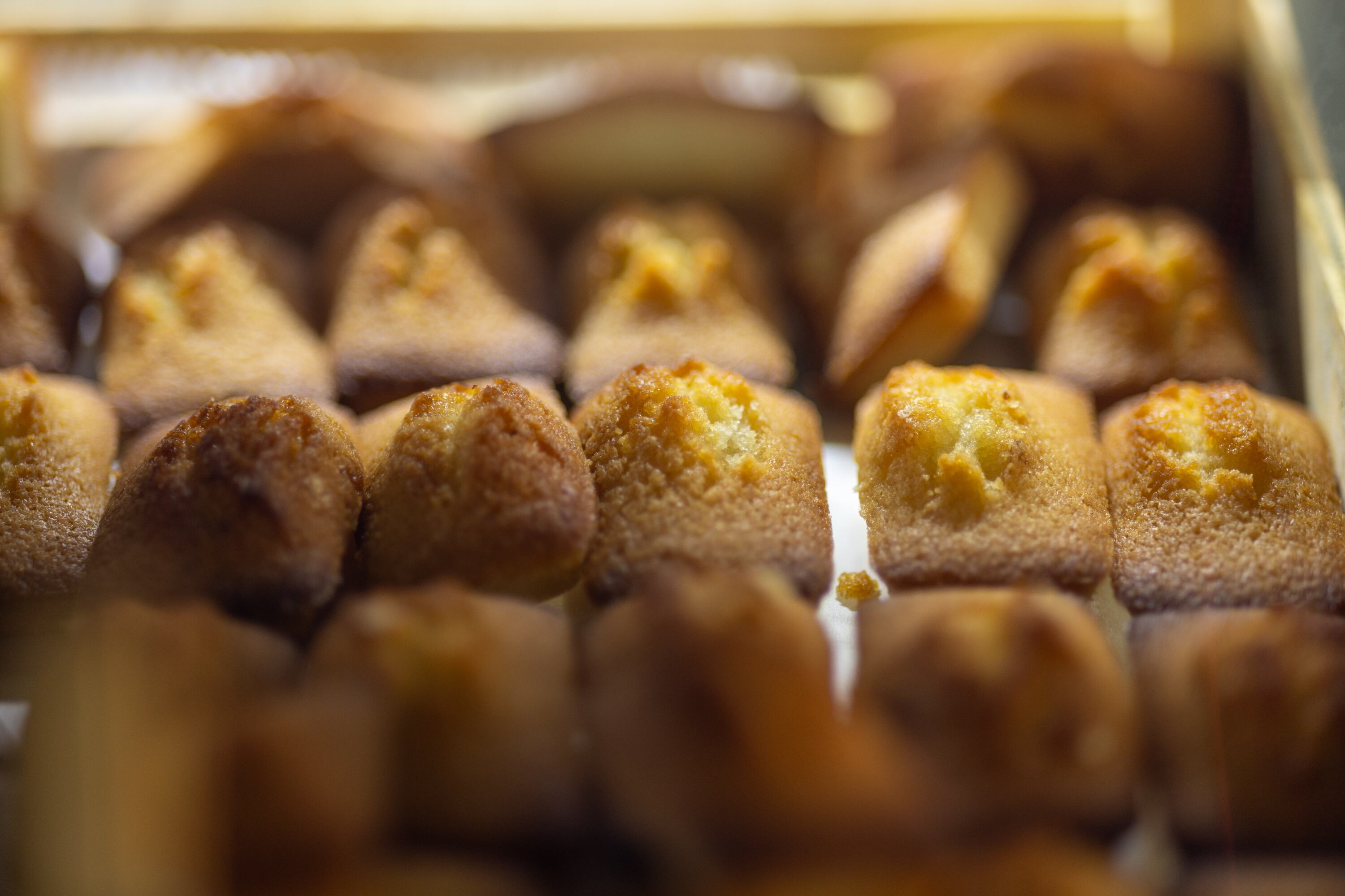 08/08/2024, San Jose, San Pedro, fotografía del local La Petit France y de sus dueños y fundadores, Zoé Castells Raust, Valerie Raust y Damien Castells.