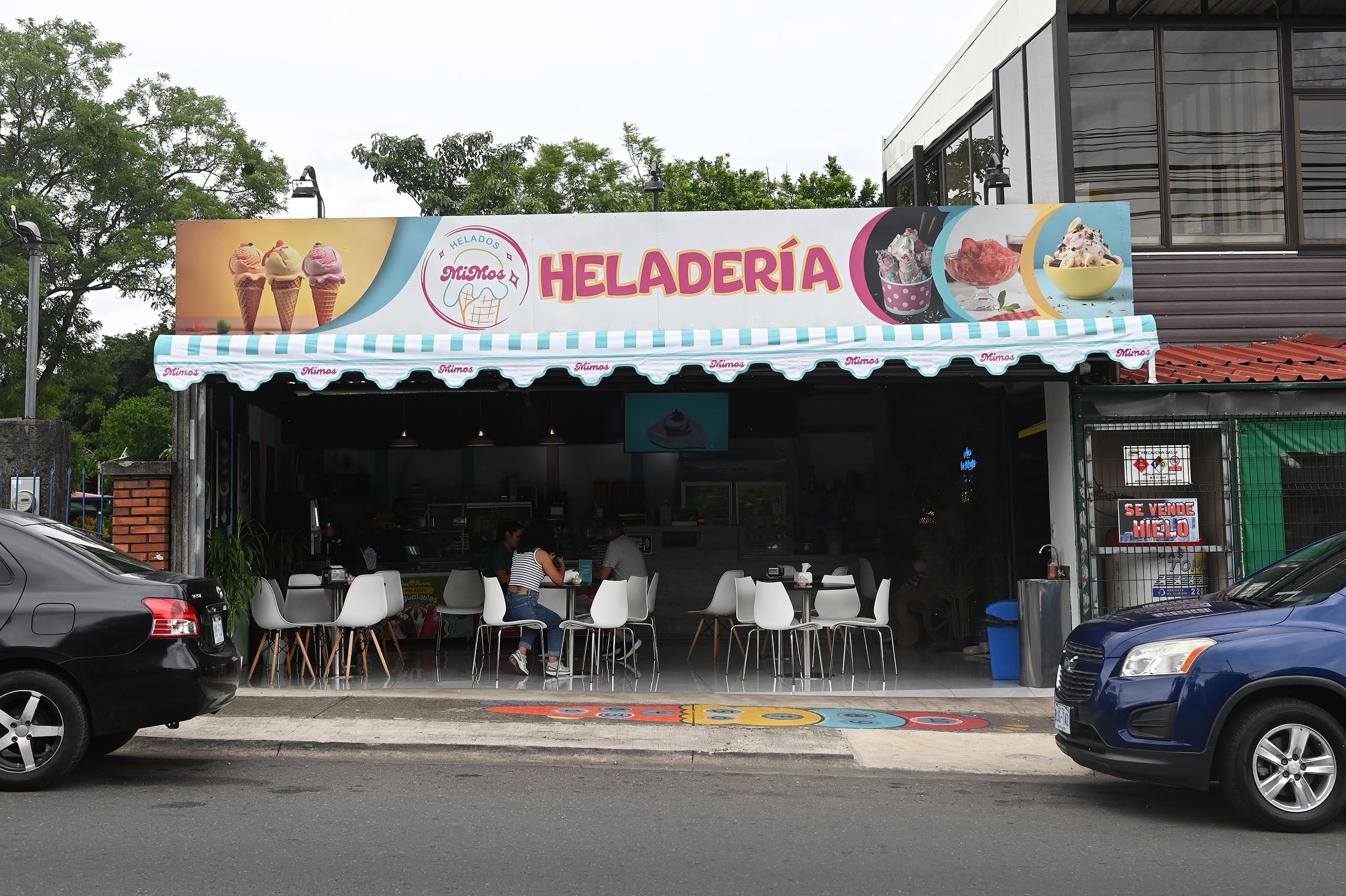 21 de julio del 2025. Visita a la Heladería Mimos ubicada en San Lorenzo de Heredia. Nota de la Teja sobre lugares para visitar.  Mimos ofrece variedad de helados, ensaladas de frutas, crepas, además de café y repostería. En la foto: Entrevista a la dueña de la heladería y fotos generales de las instalaciones y tipos de helados.