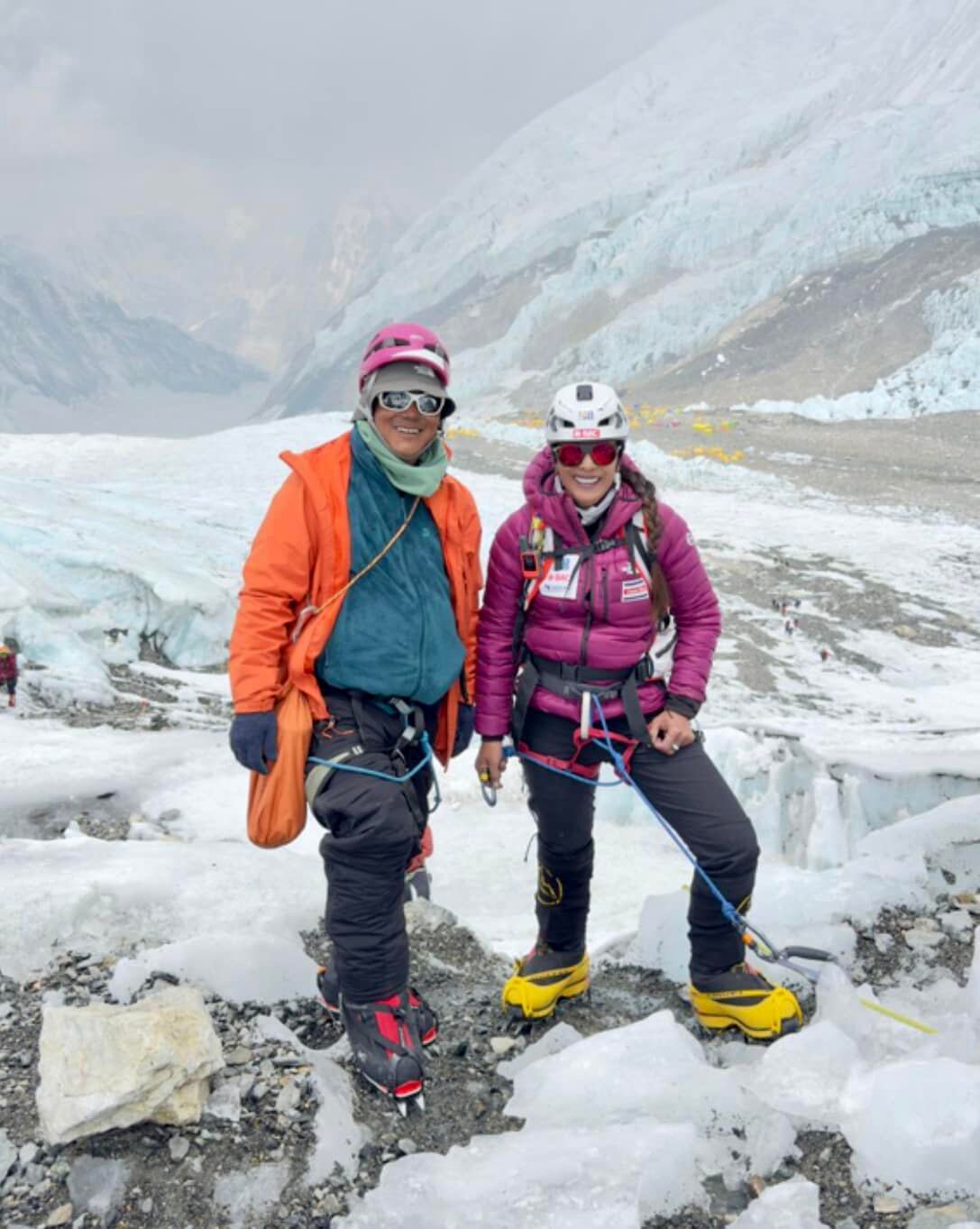 La costarricense Ligia Madrigal conquistó la cumbre del Everest el 22 de mayo del 2024 asistida por Dorchi, un sherpa Nepalí