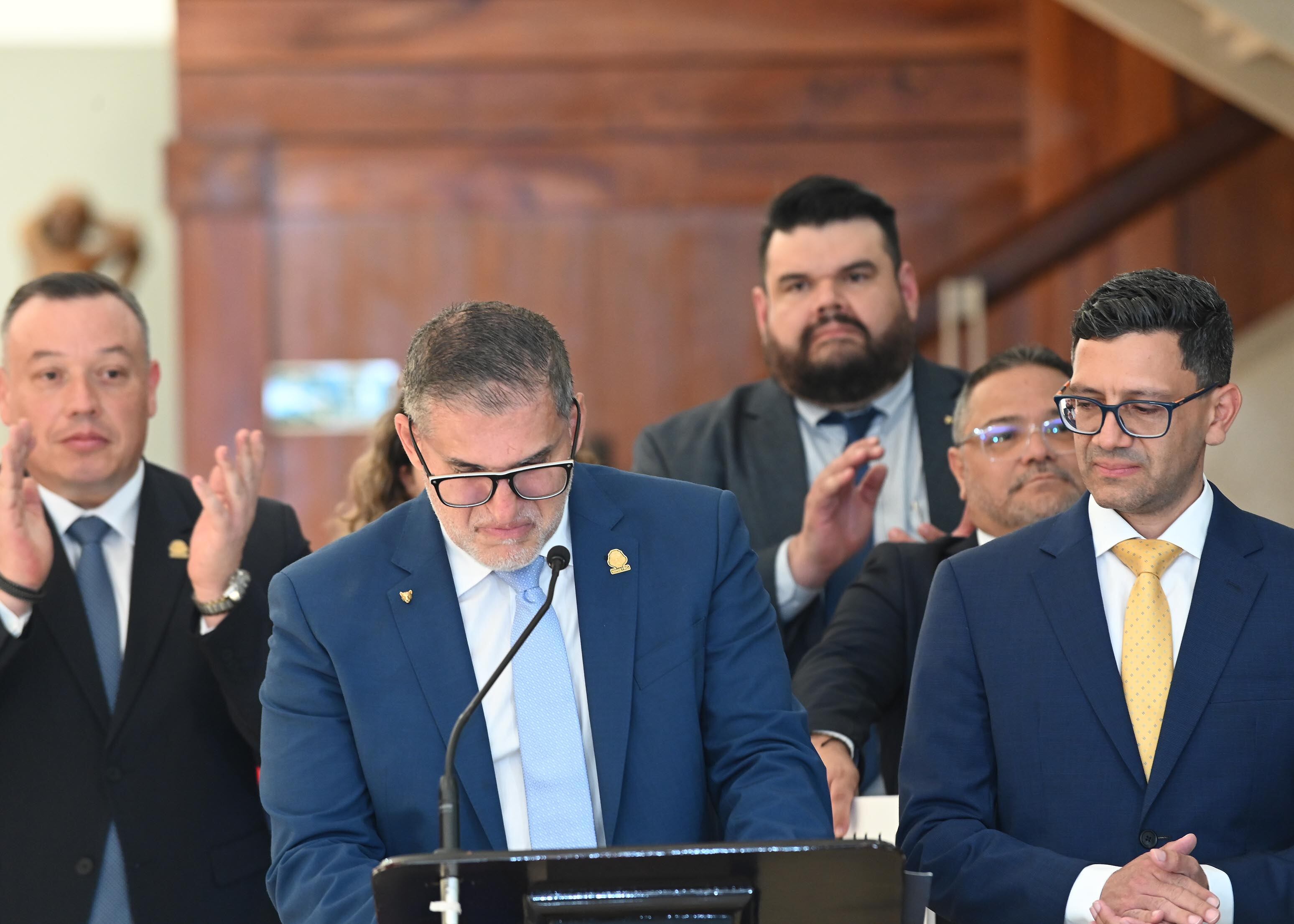 Presidente Chávez anuncia renuncia y sustitución de 5 ministros del gabinete.