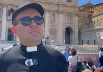 Édgar Brenes da sus servicios en el Vaticano.