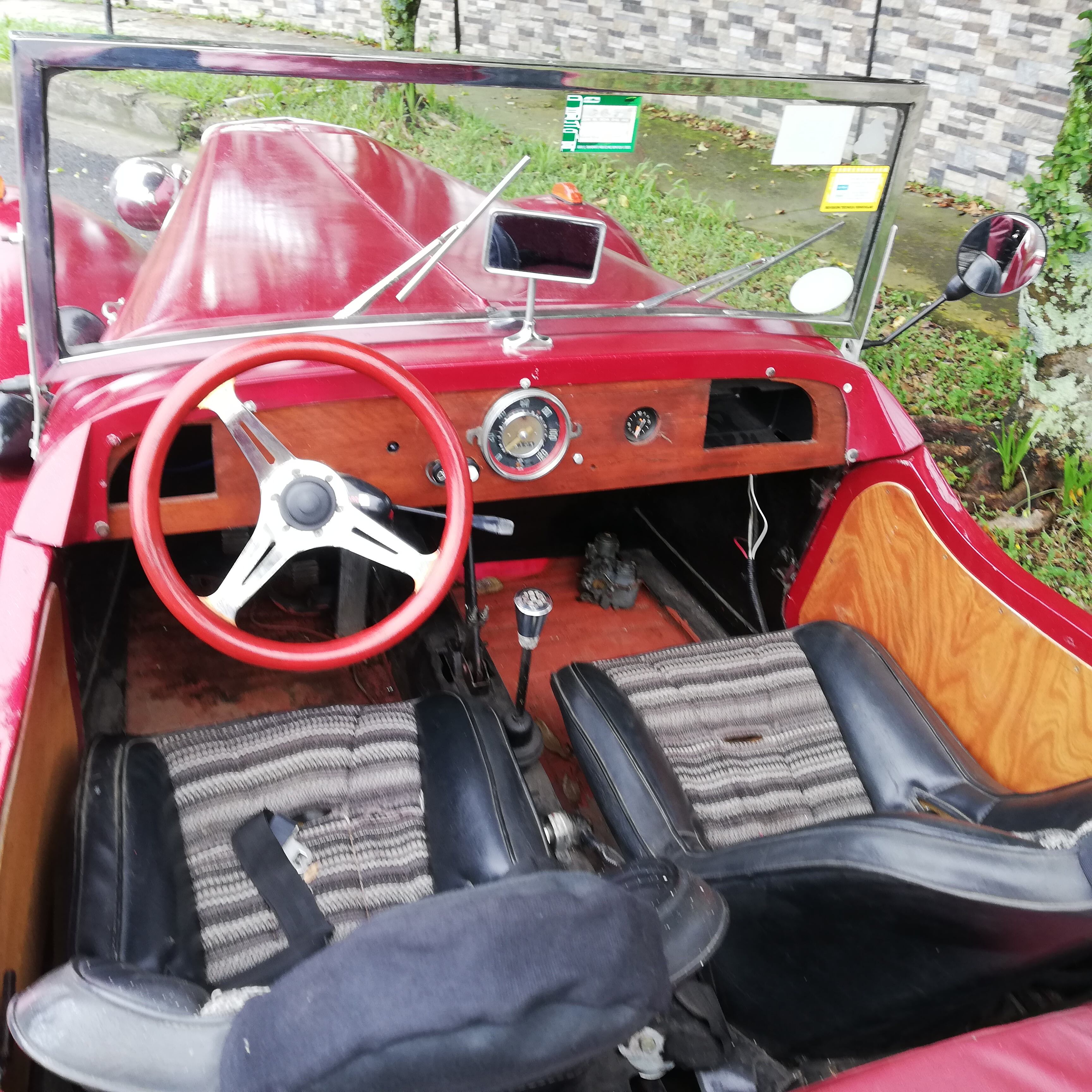 Óscar Gómez y su hija Silvia Gómez, son amantes de los autos, sobre todo de los clásicos y son una rareza, más se enamoran, por eso lucen con mucho orgullo un carro que realmente es muy particular: mitad Volkswagen alemán y mitad MG Roadster de Inglaterra, ensamblado en Portugal, es un Camat.