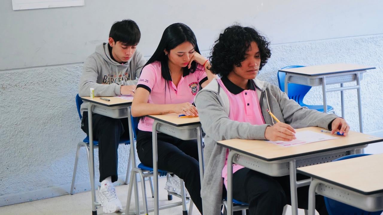 Estudiantes de colegio aplican pruebas diagnósticas